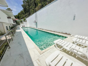Apto Térreo com 2 quartos (ambos com ar split), sendo 1 suíte, internet privativa 300MBPS, em condominio com piscina e área gourmet bem próximo a praia de Taperapuã